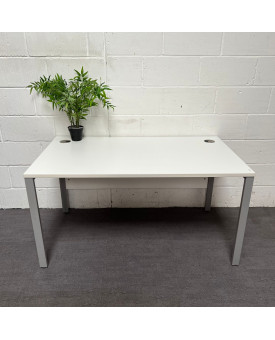 White Straight Desk- 1400 x 800- Grade B
